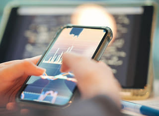 Processus transparent de retrait et de transfert de fonds consulté par un investisseur