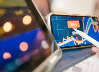 Analyste multi-marchés examinant les options Bitcoin, Ethereum et forex