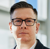 Portrait d'Alexandre Hughes, PDG à la tête d'une société de trading crypto