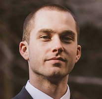 Thomas Whitfield, analyste en trading spécialisé dans le marché des cryptomonnaies, portrait.